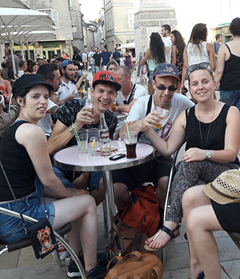 Photo illustrant des personnes assises à une terrasse