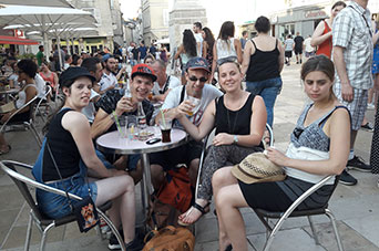 Personnes en terrasse en train de partager un moment de convialité